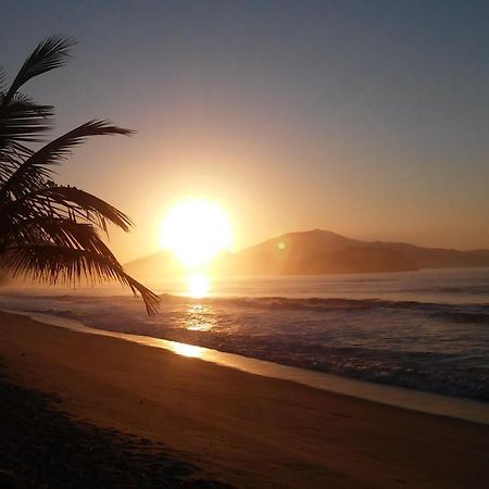 Chale No Condominio Verde Mar Na Praia Da Cocanha Карагуататуба Экстерьер фото